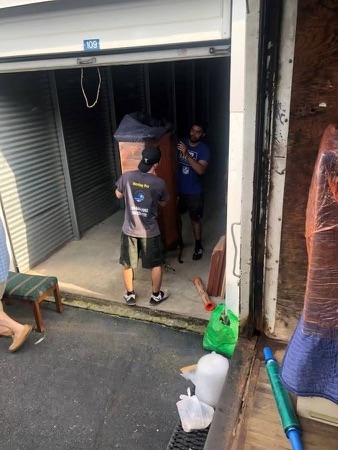 Efficient Movers - NJ Efficient movers loading boxes quickly in New Jersey